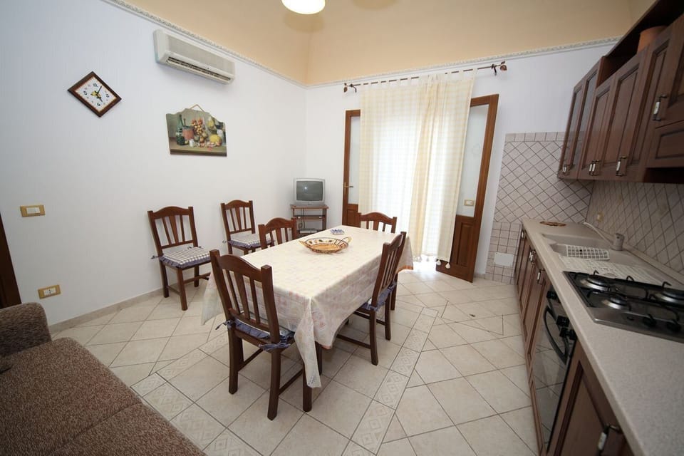Apartment, 2 Bedrooms | In-room dining