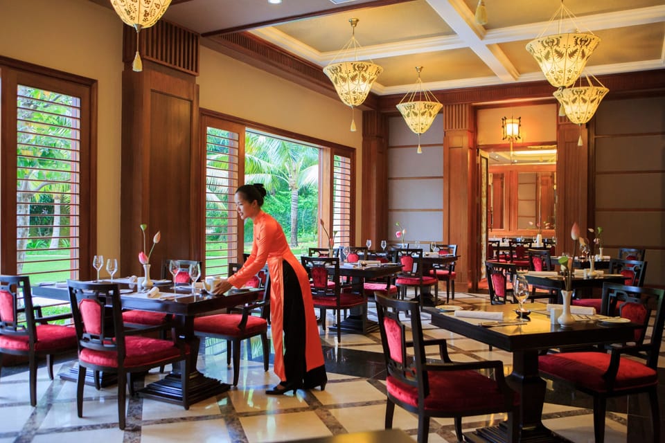 2 restaurants; breakfast, lunch, and dinner served