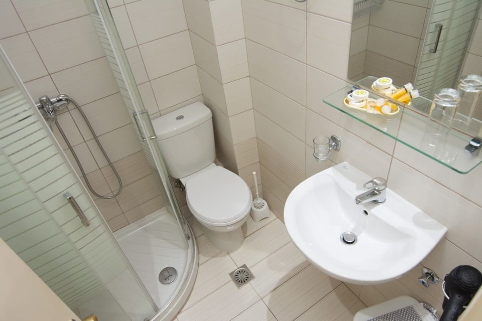 Standard Triple Room | Bathroom | Rainfall showerhead, hair dryer, towels