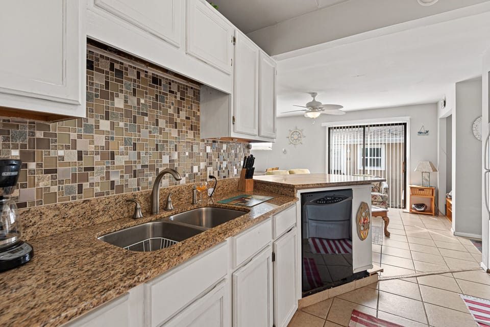 Kitchen with granite, and a dishwasher!