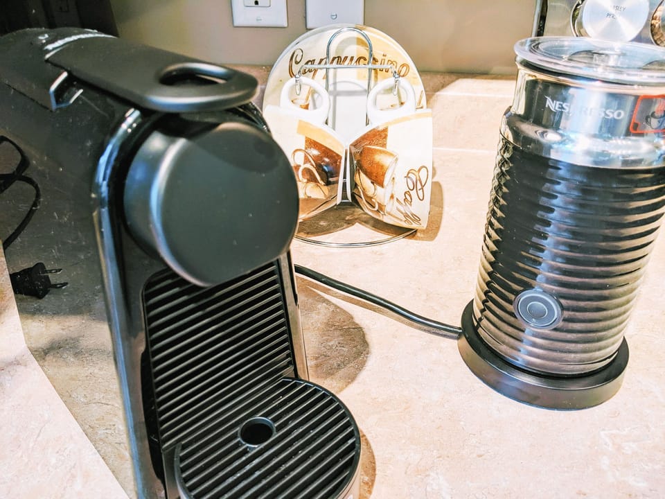 Cafetière mini-nespresso et cafetière à filtre.  Apportez vos dosettes préférées