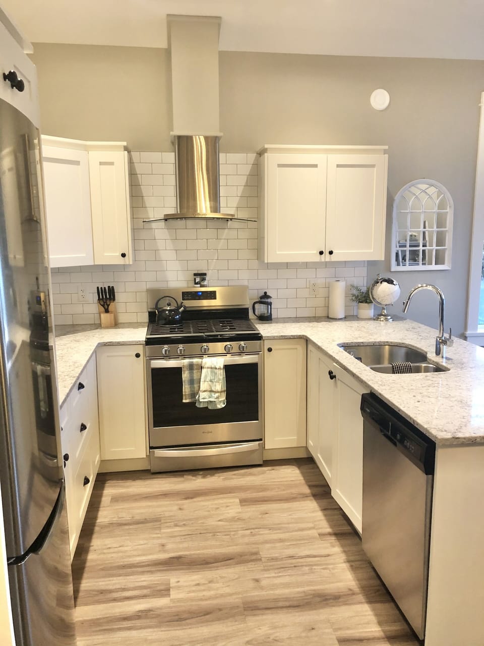 Large kitchen with everything you need