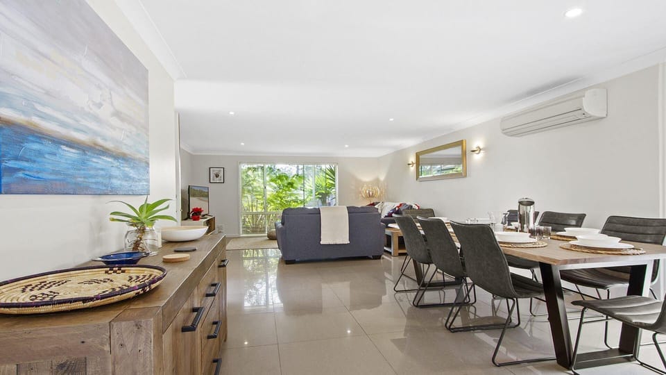 Amersham | Air Conditioned open-plan living | Dining area | Smart TV | WiFi