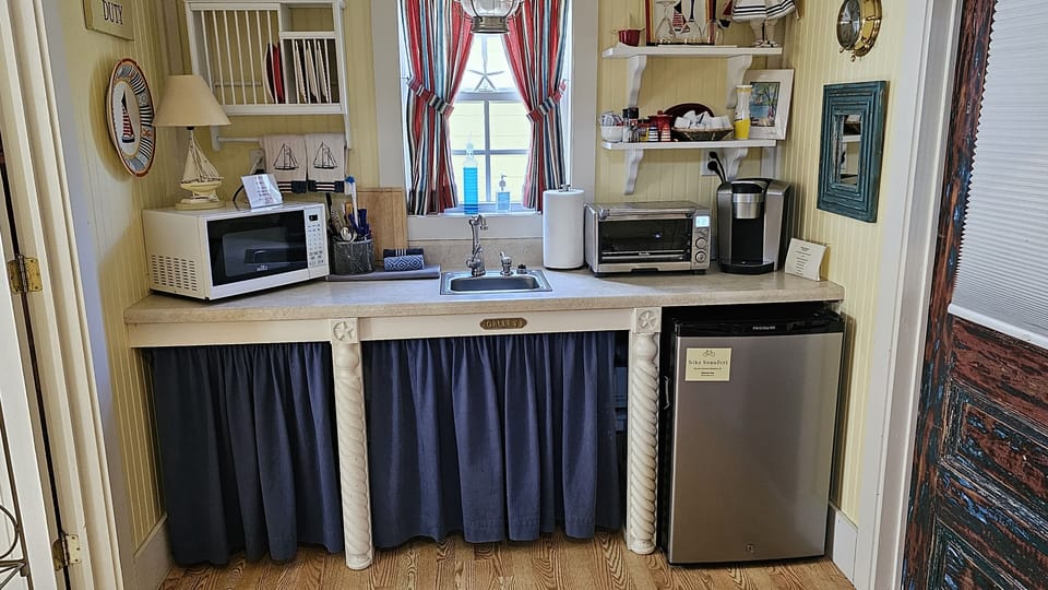 Kitchenette with microwave, toaster oven, coffee maker and Refrigerator