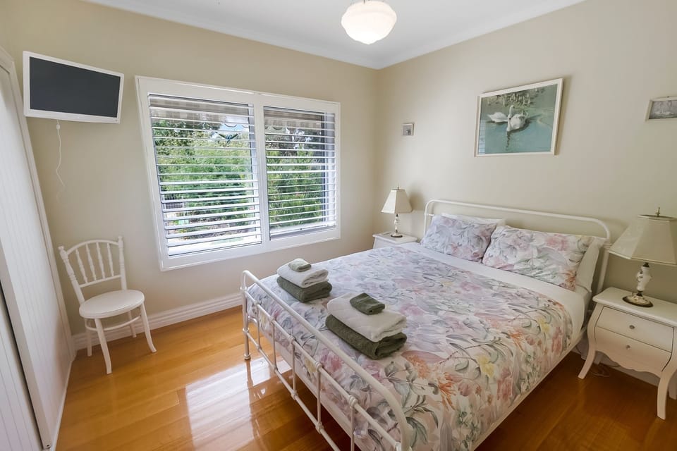 Queen-Bedroom