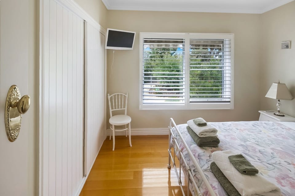 Queen-Bedroom