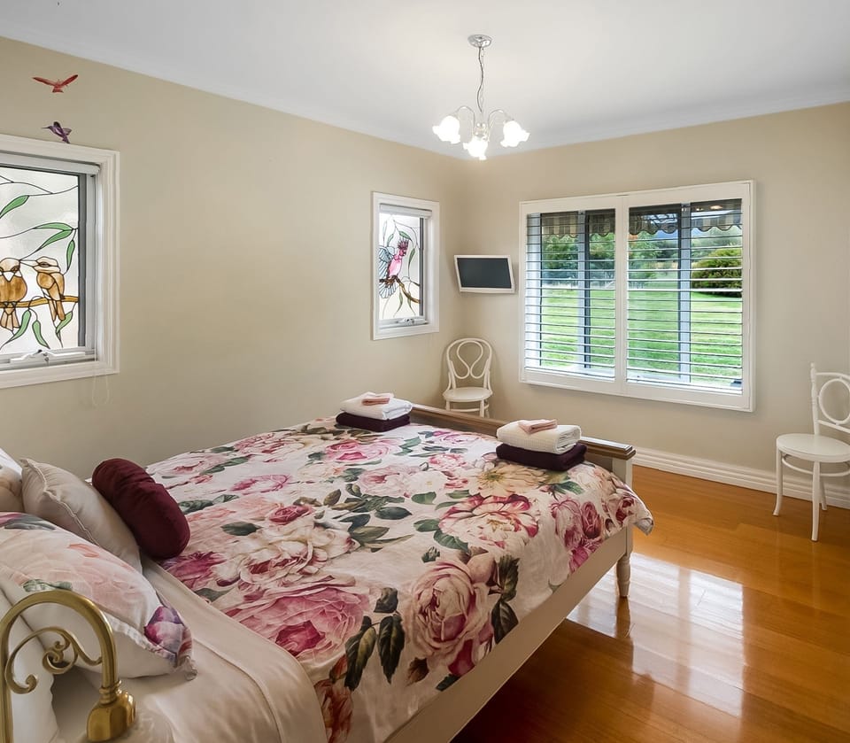Queen-size Bedroom