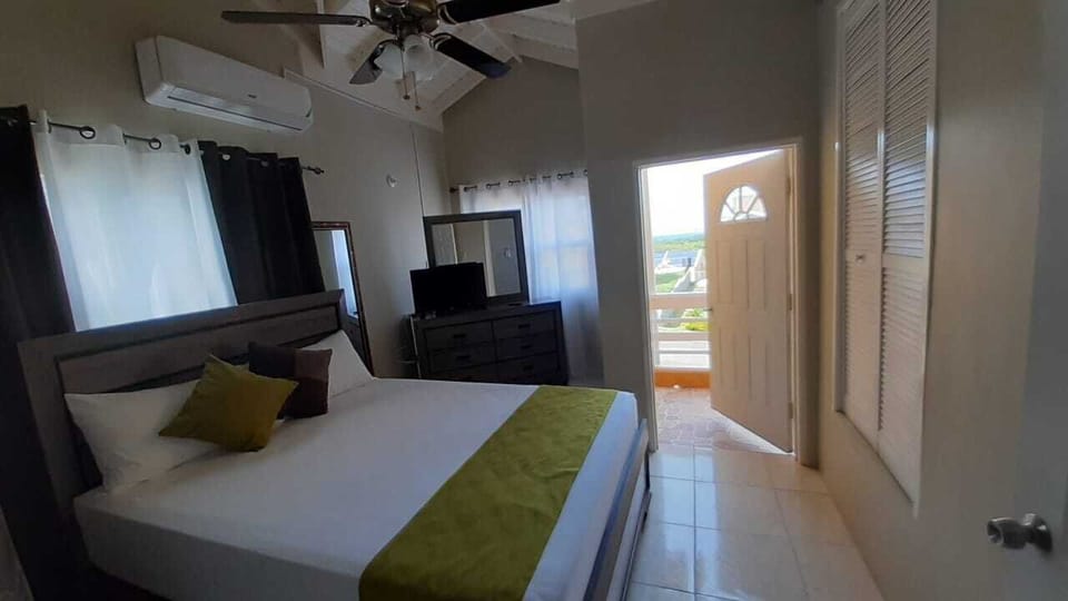 Townhome | 2 bedrooms, blackout drapes, iron/ironing board, WiFi (free)
