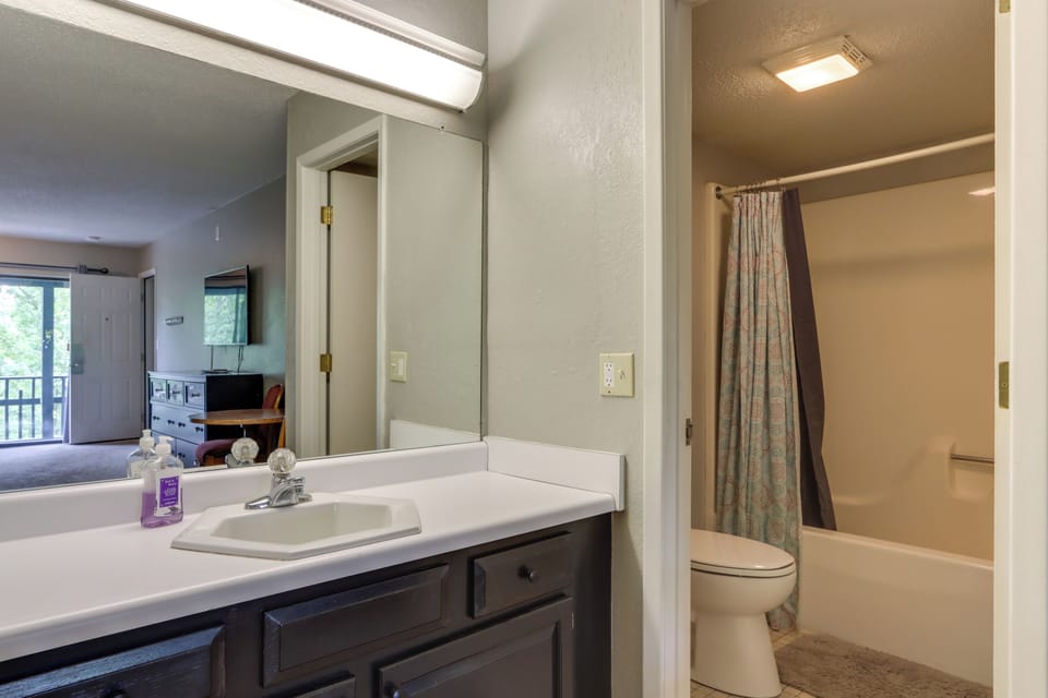 En-Suite Bathroom | Main Level | Towels Provided