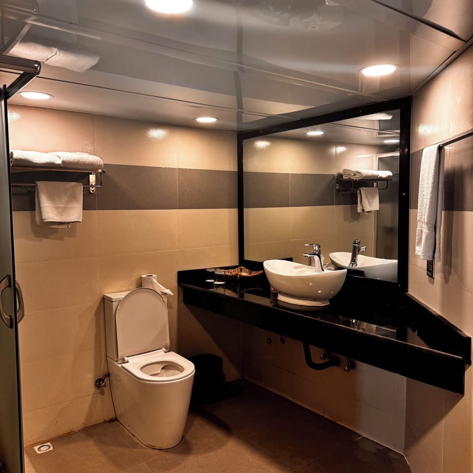 Junior Studio Suite | Bathroom | Free toiletries, hair dryer, bathrobes, slippers