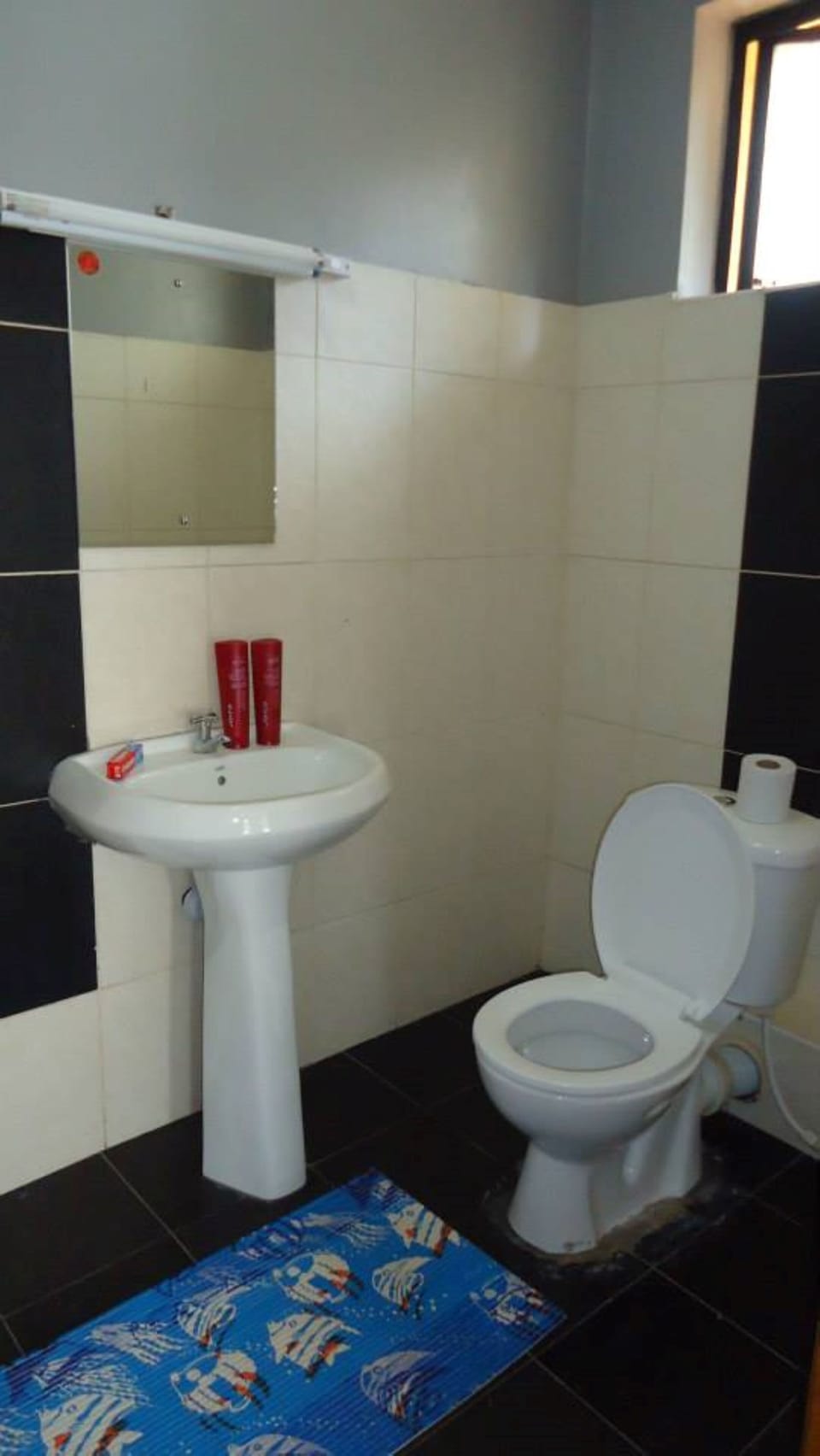 Standard Triple Room | Bathroom | Shower, rainfall showerhead, free toiletries, slippers