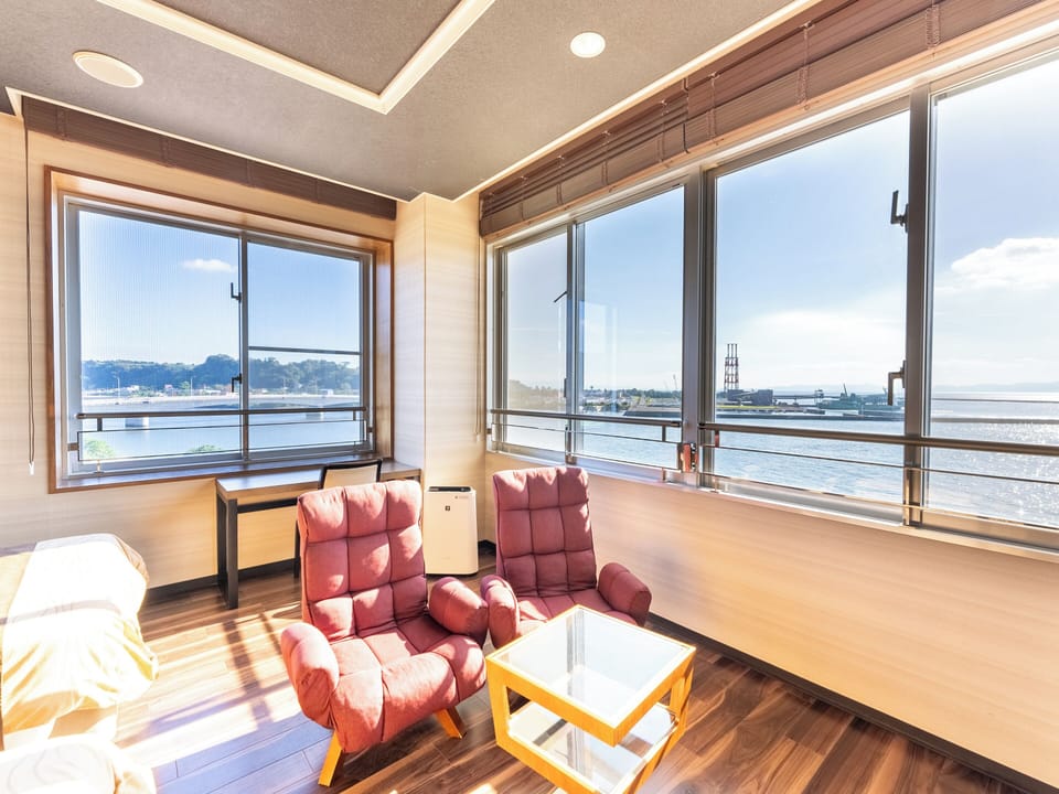 Deluxe Twin Room, Smoking, Ocean View | In-room safe, WiFi (free), bed sheets
