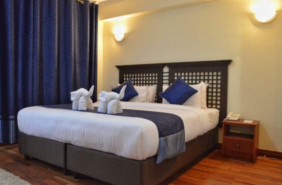 Executive Room | Minibar, in-room safe, desk, blackout drapes