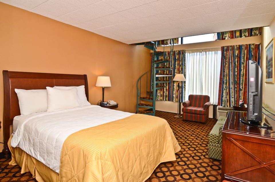 Family Suite, 2 Bedrooms, Non Smoking | Premium bedding, desk, iron/ironing board, free WiFi