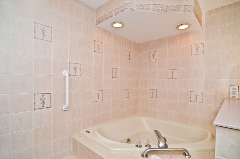 Luxury Room, 1 King Bed, Non Smoking, Jetted Tub | Premium bedding, desk, iron/ironing board, free WiFi