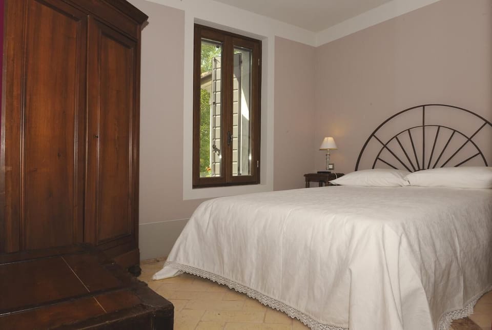 Soundproofing, free WiFi, bed sheets