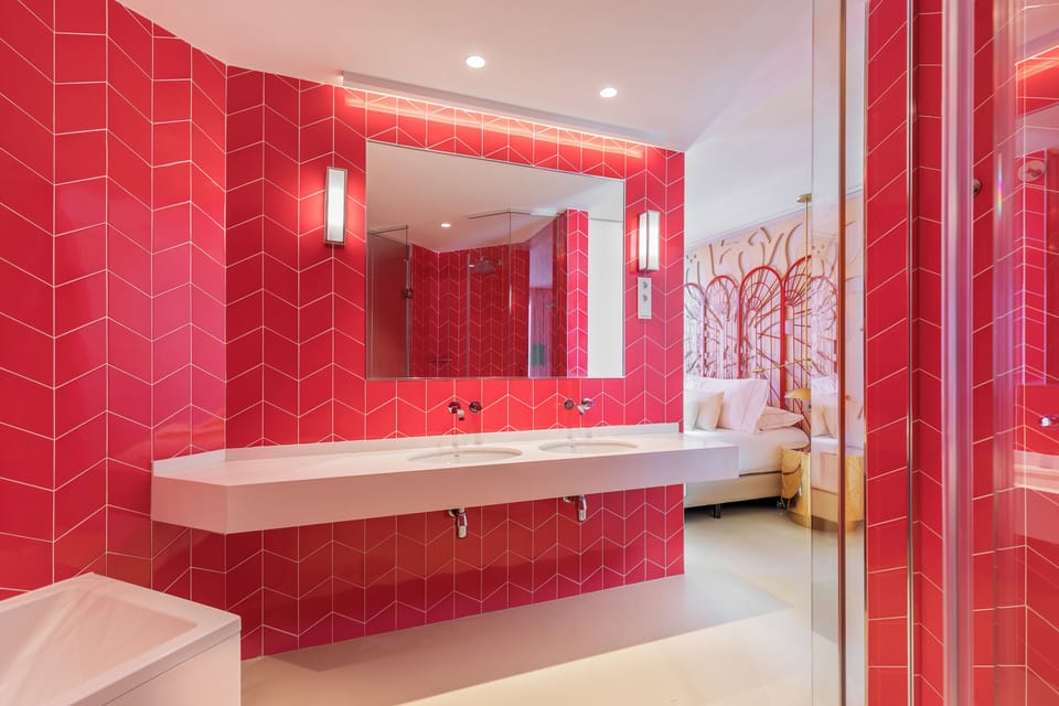 Suite (Gran Via view) | Bathroom | Eco-friendly toiletries, hair dryer, towels, soap