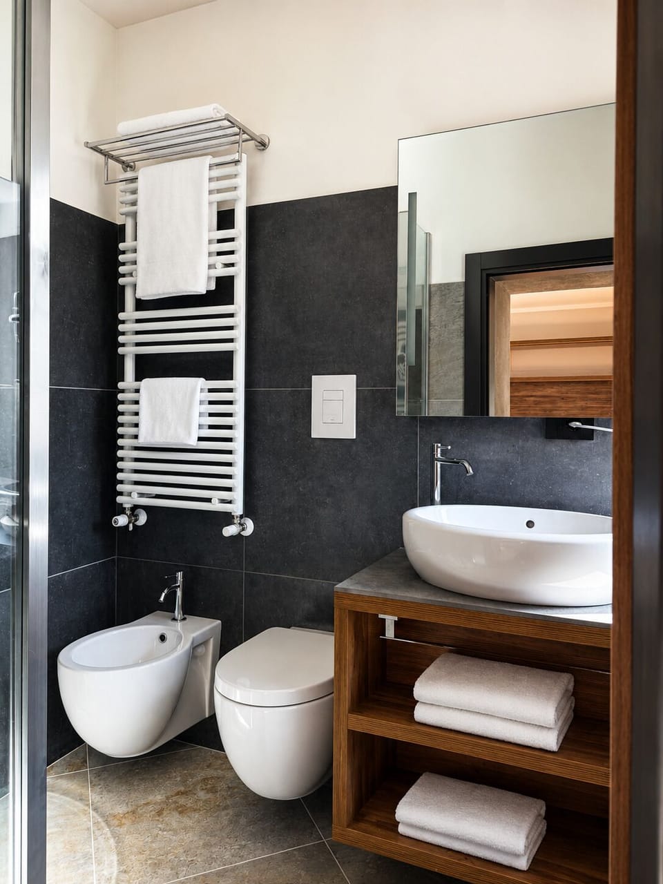 Deluxe Suite | Bathroom | Free toiletries, hair dryer, towels