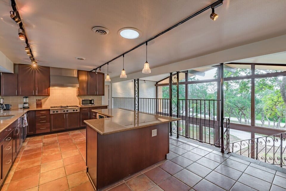 Large well equipped kitchen