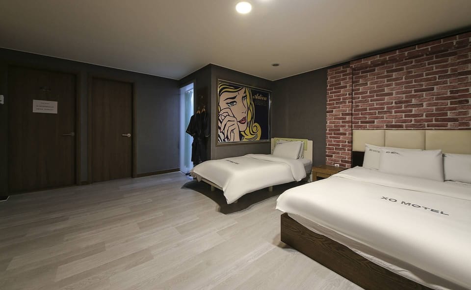 Twin Room | Individually decorated, individually furnished, desk, laptop workspace