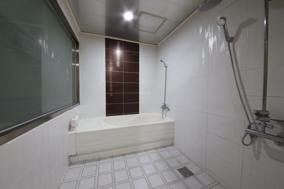 Separate tub and shower, deep soaking tub, free toiletries, hair dryer