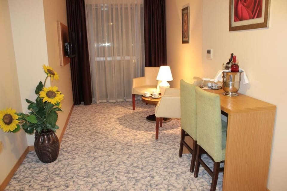 Executive Suite Room | Premium bedding, memory foam beds, minibar, in-room safe