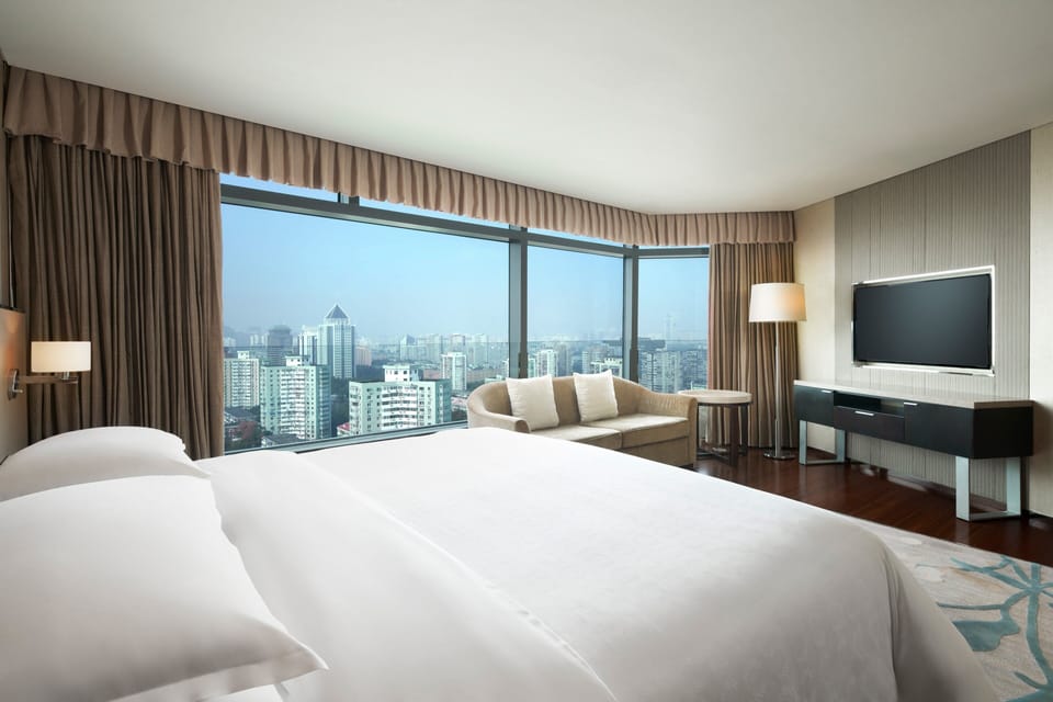 Club Suite, 1 Bedroom | Hypo-allergenic bedding available, down comforters, minibar