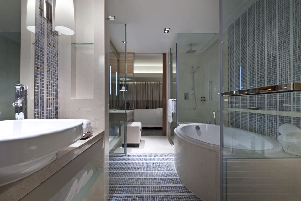 Separate tub and shower, deep soaking tub, rainfall showerhead