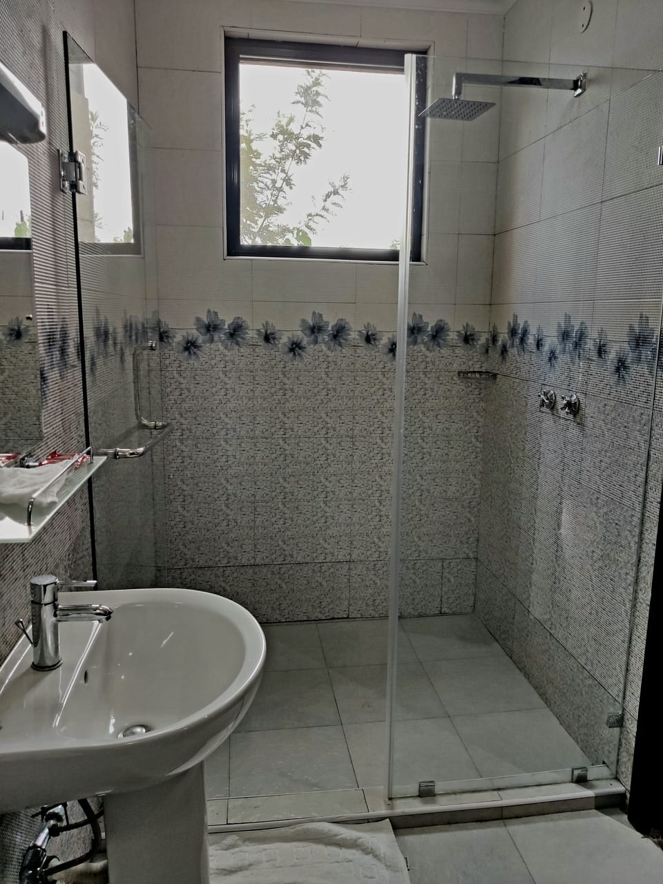 Standard Double Room | Bathroom | Separate tub and shower, rainfall showerhead, free toiletries, slippers