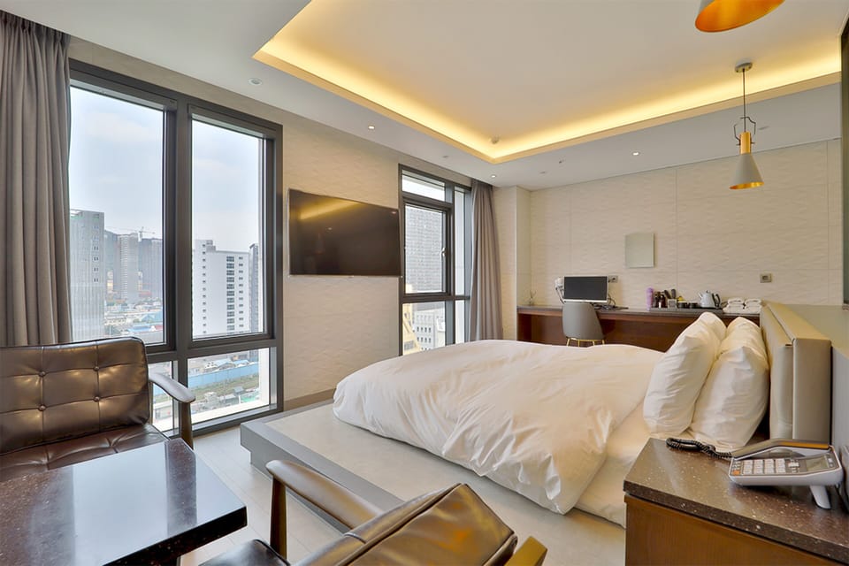 Premier Suite | Premium bedding, down comforters, in-room safe, individually furnished