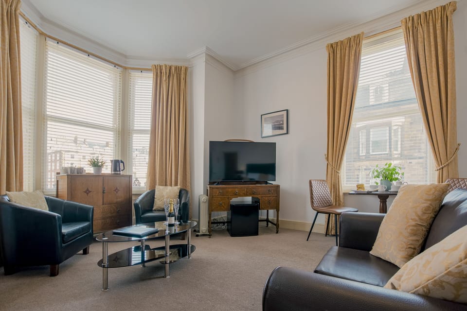 Large Double Room | Hypo-allergenic bedding, free WiFi, bed sheets