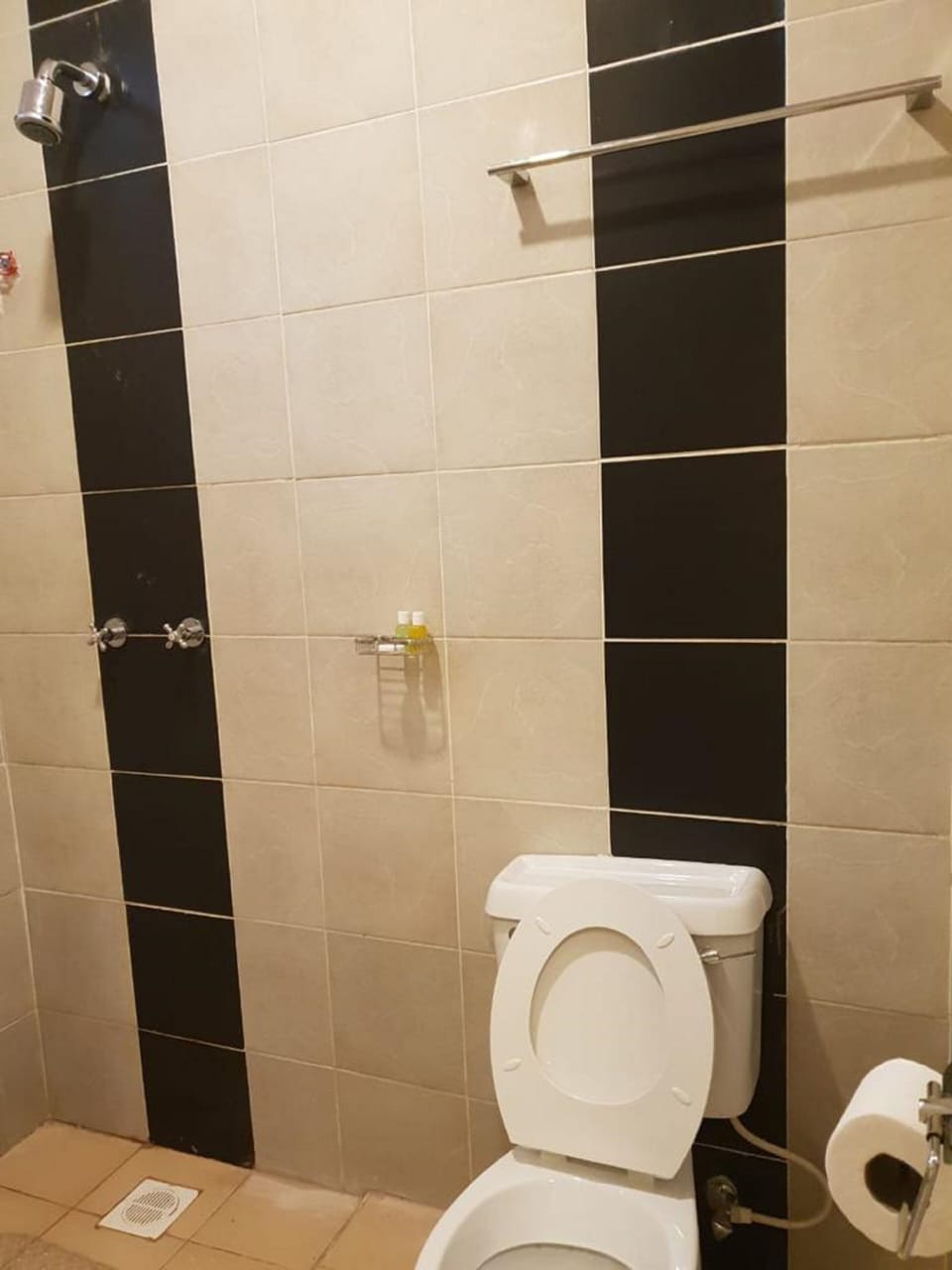 Standard Room | Bathroom | Shower, free toiletries, slippers, towels