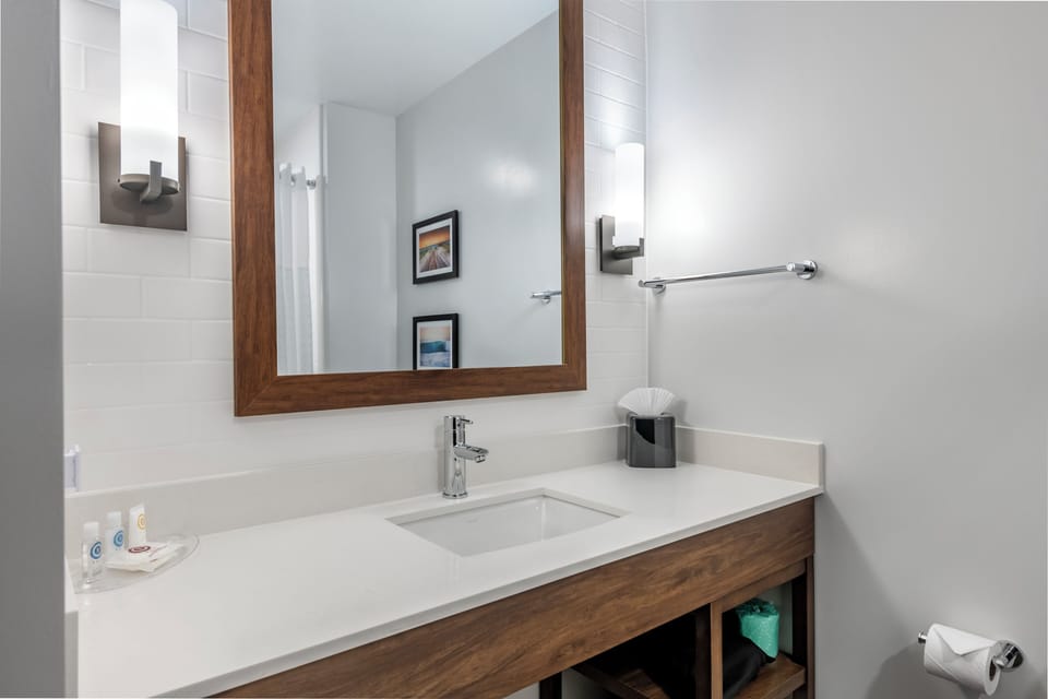 Hydromassage showerhead, designer toiletries, hair dryer, slippers