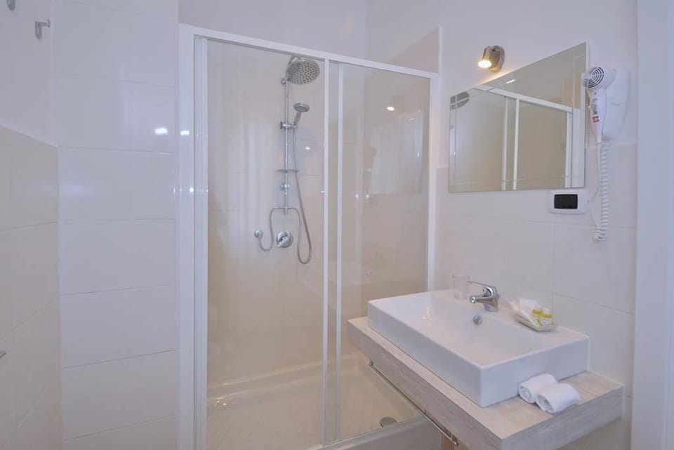 Standard Quadruple Room | Bathroom | Shower, rainfall showerhead, eco-friendly toiletries, hair dryer