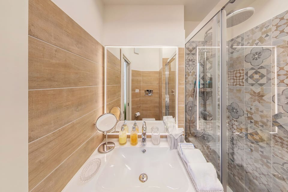 Business Room, 1 Large Twin Bed, Non Smoking, Private Bathroom | Bathroom | Shower, rainfall showerhead, hair dryer, bathrobes