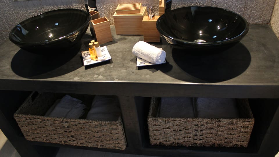 Luxury Suite | Bathroom | Free toiletries, hair dryer, bathrobes, towels