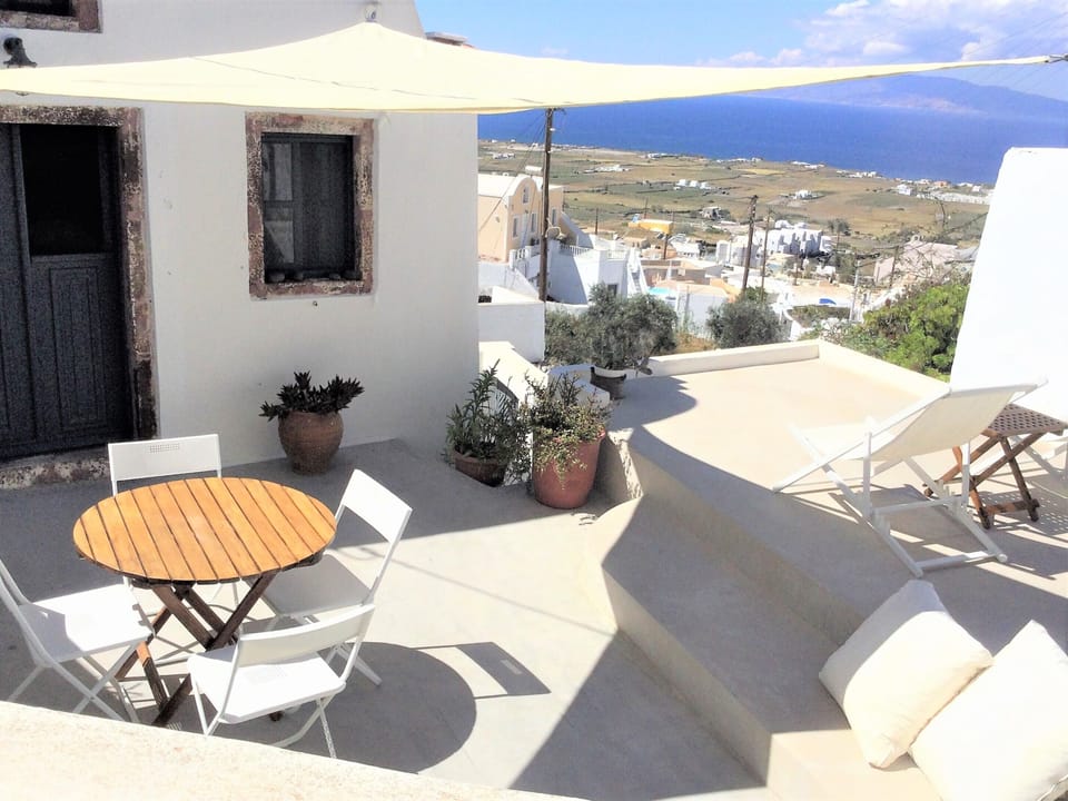 Upper level house The terrace
wineryhouse.com WhatsApp+306944738369