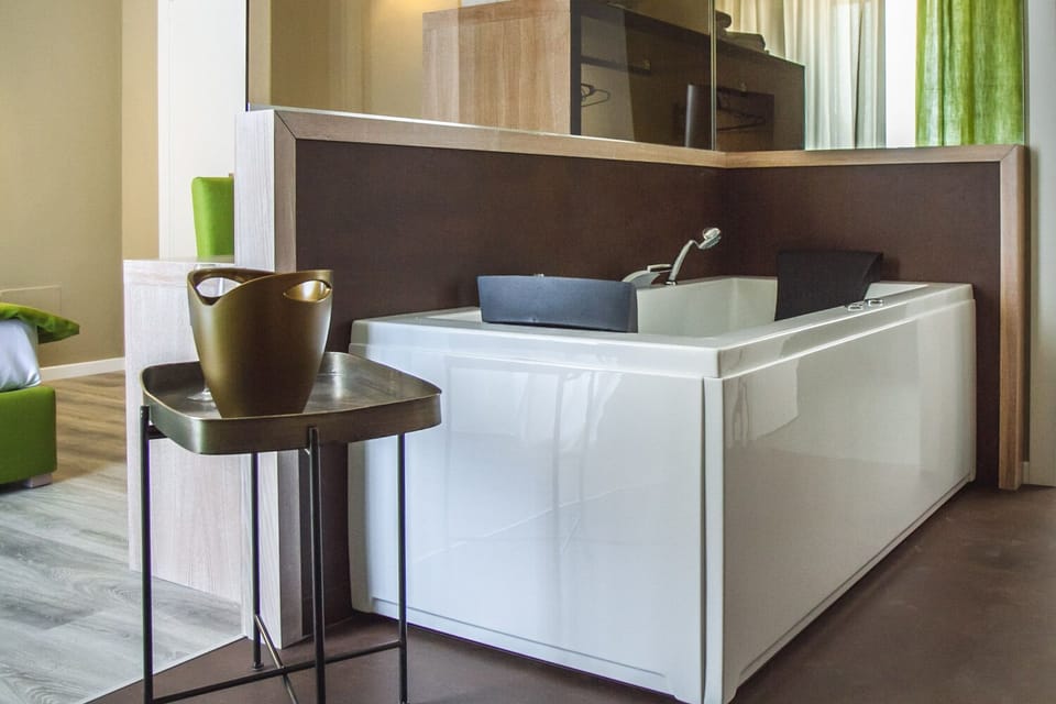 Deluxe Double Room (Fico) | Jetted tub