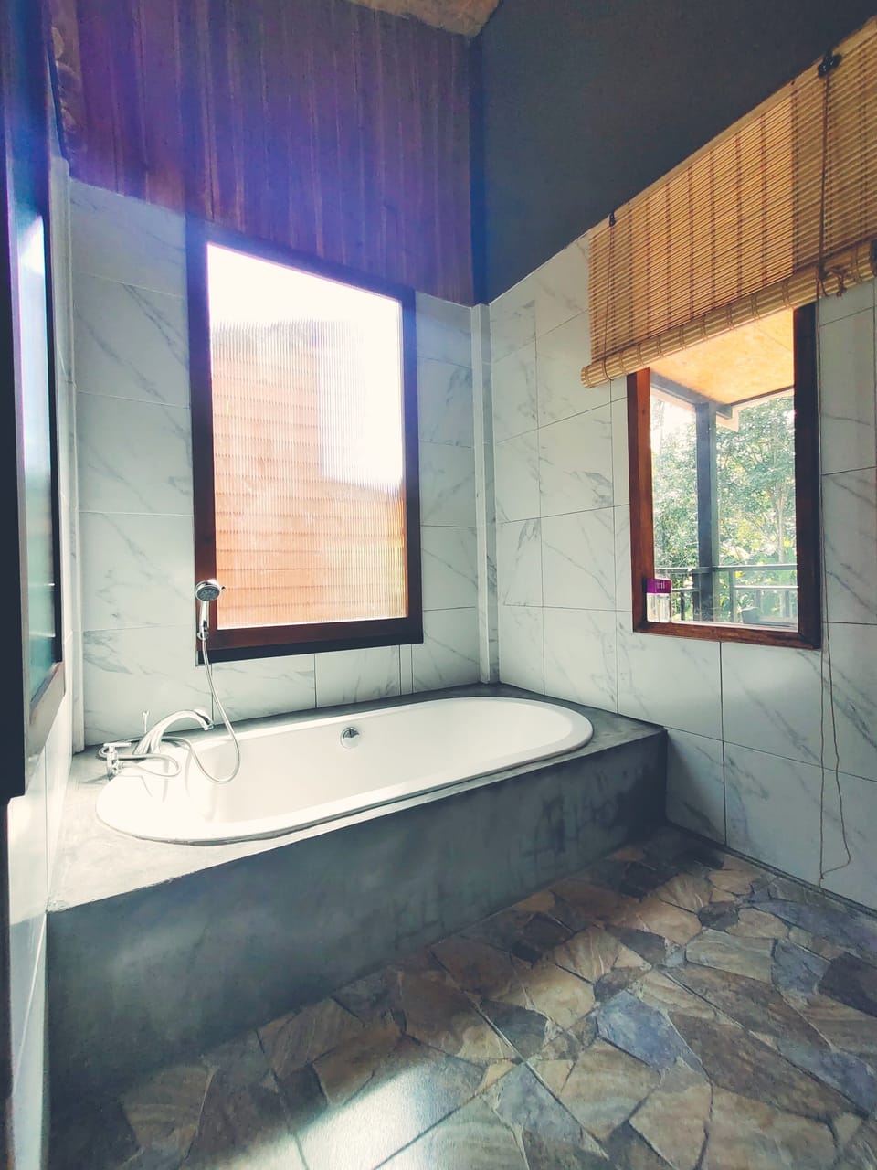 Deluxe Double Room | Deep soaking bathtub