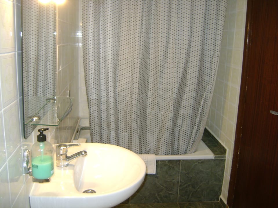 Single Room | Bathroom | Bathtub, towels, soap, toilet paper