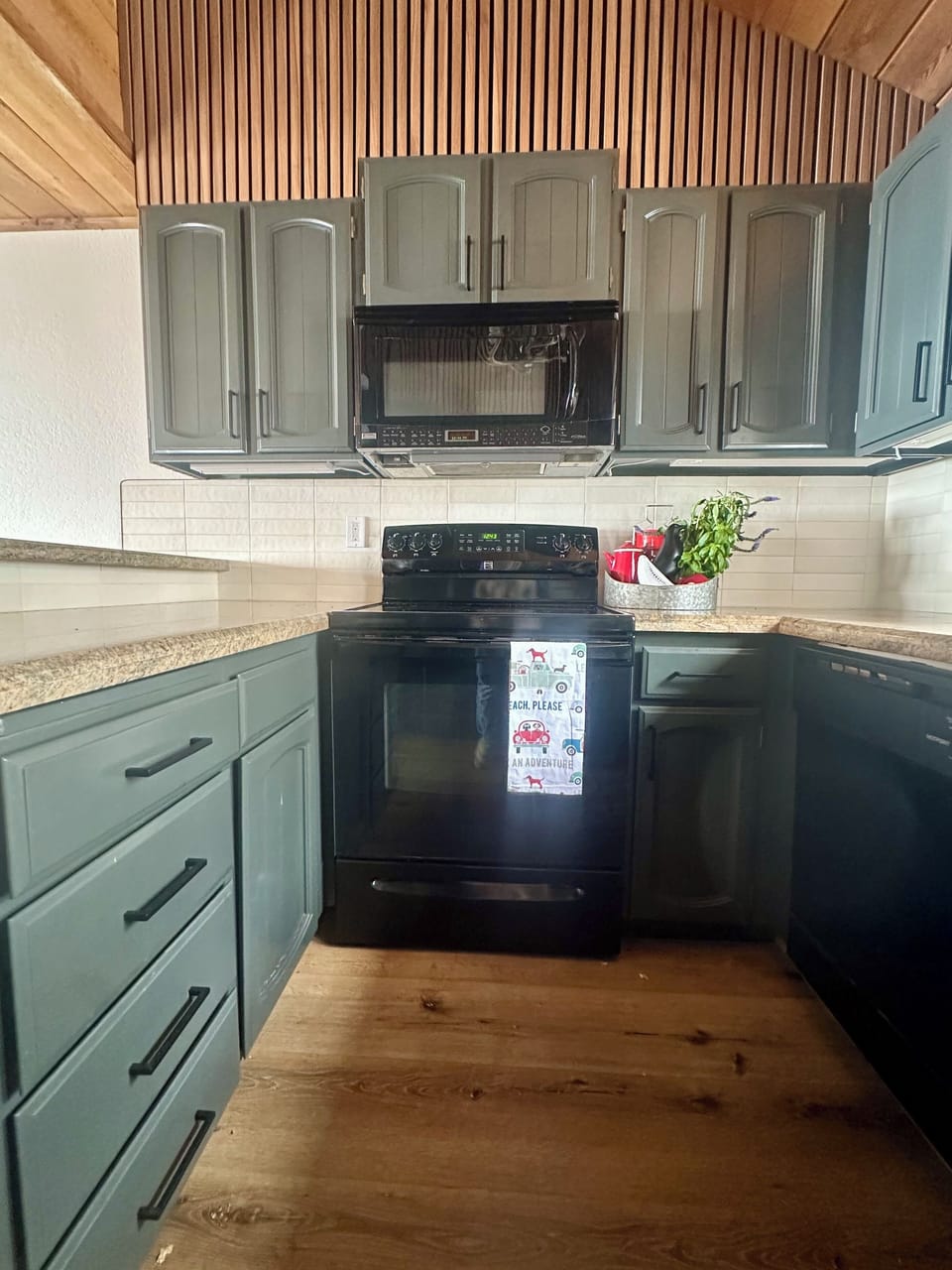 This kitchen is stocked full for the discerning chef or mixologist on the trip! 