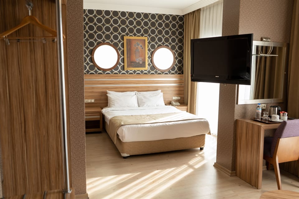 Standard Room | Minibar, in-room safe, desk, soundproofing