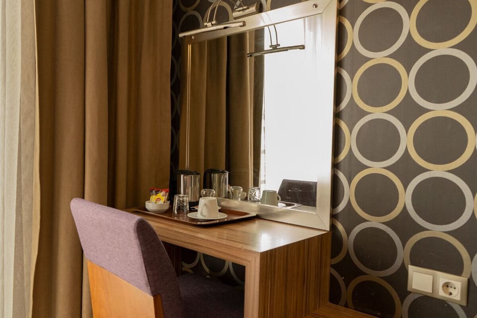 Economy Room | Minibar, in-room safe, desk, soundproofing