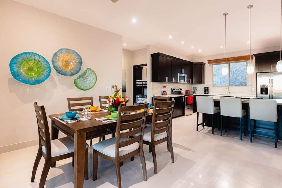 Dining area, with view to kitchen