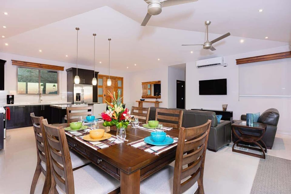 Dining area for 6, view towards dining and kitchen area