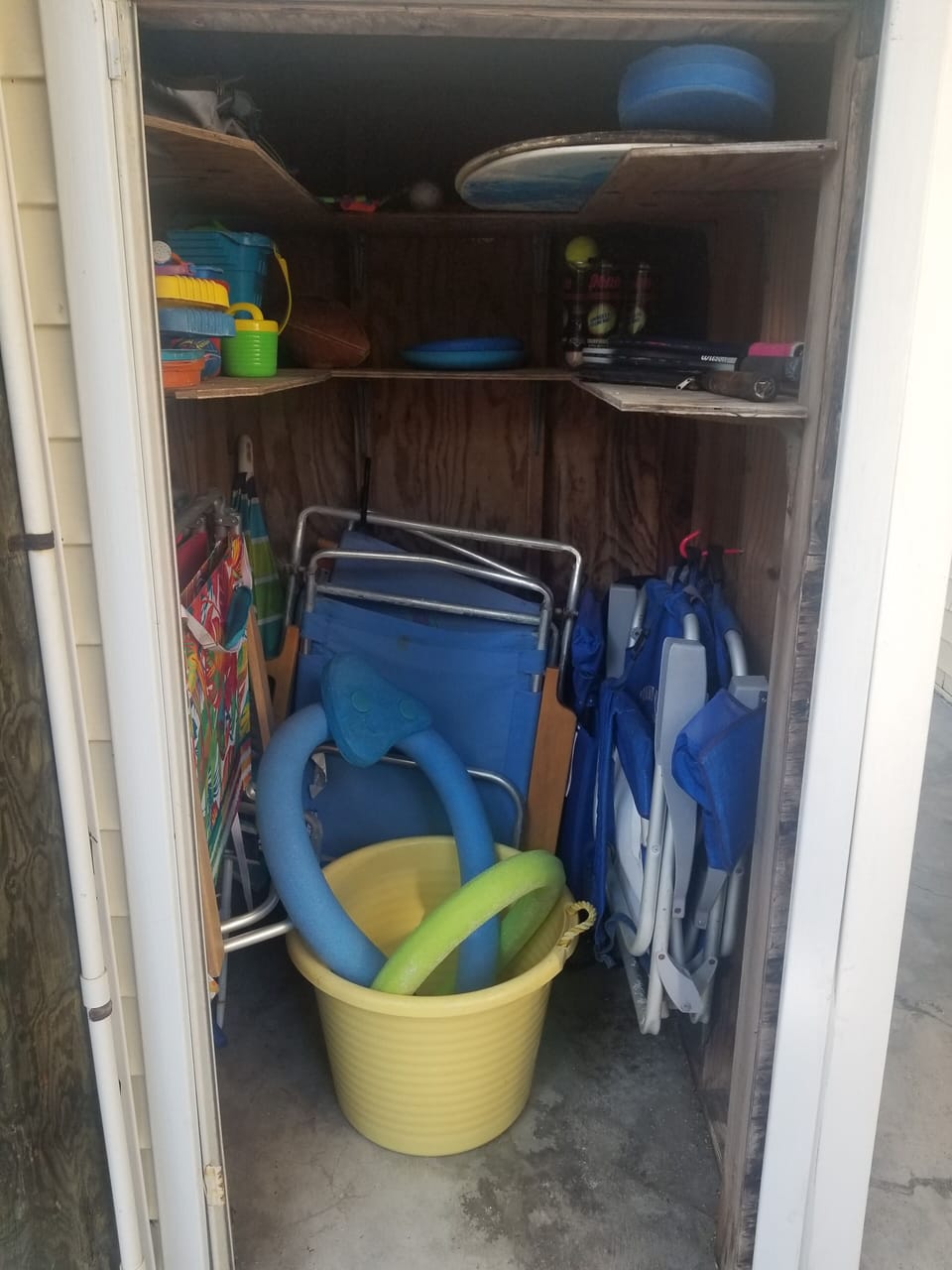 Beach chairs, beach wagon, assorted toys are available - shared with both units