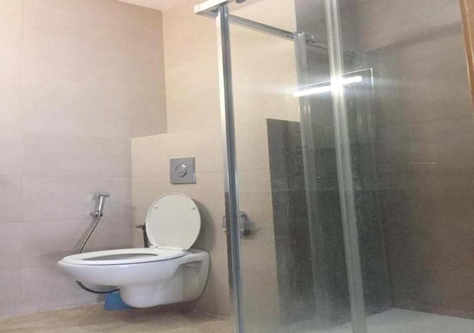 Shower, free toiletries, towels