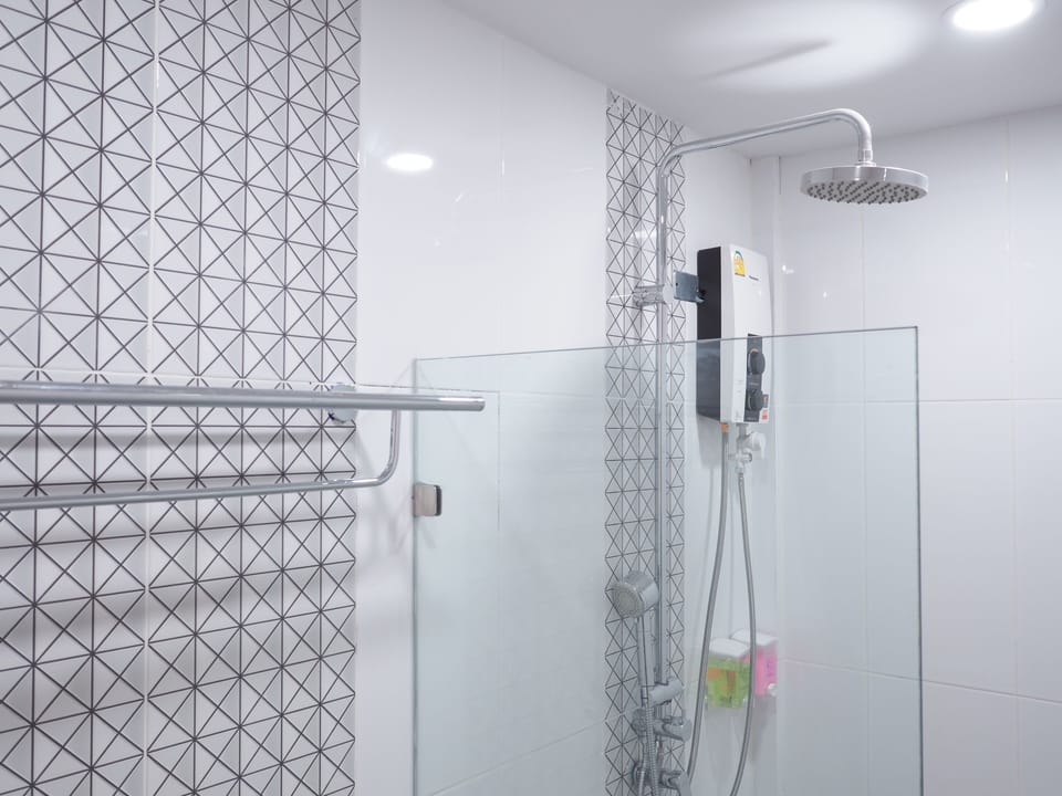 Family Room, 2 Bedrooms, Non Smoking, Poolside | Bathroom | Shower, rainfall showerhead, free toiletries, hair dryer
