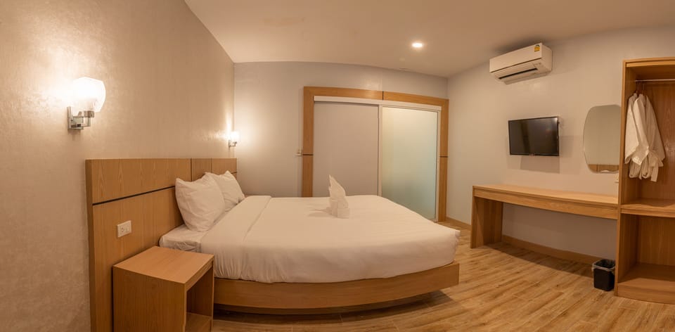 Family Room, 2 Bedrooms, Non Smoking, Poolside | Desk, blackout drapes, free WiFi