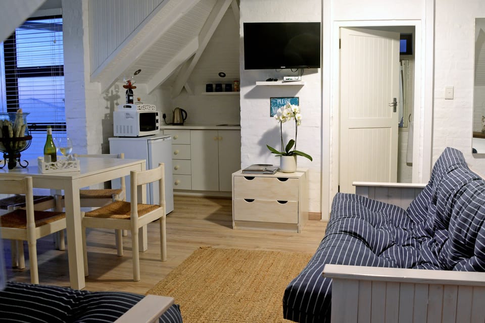 Studio (Seagull) | Private kitchenette | Fridge, microwave, stovetop, electric kettle